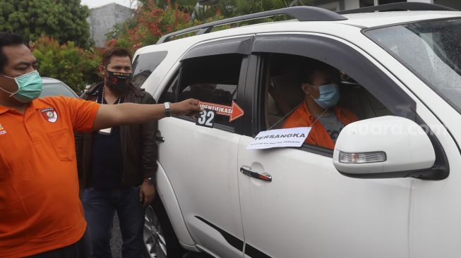 Tersangka Alfiyan memperagakan reka ulang pembunuhan WN Taiwan, Hsu Ming Hu di Tempat Kejadian Perkara (TKP) di Cikarang, Kabupaten Bekasi, Jawa Barat, Kamis (13/8/2020). [Suara.com/Angga Budhiyanto]