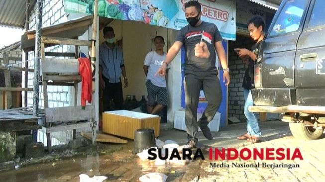 Geram! Kades Buang Daging Bantuan Jokowi ke Jalanan karena Busuk dan Biru