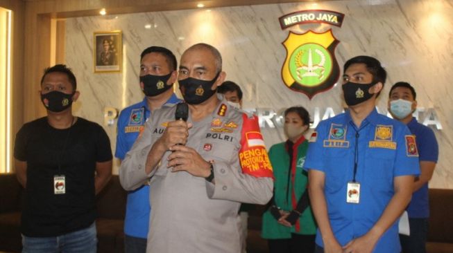 Bawa Miras Dicampur Ganja dari Republik Ceko, Ibu dan Anak Diciduk Polisi