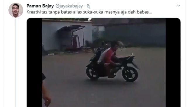 Seorang pria mengendari motor yang terbalik kendalinya di Tulungagun. - (Twitter/@jayakabay)