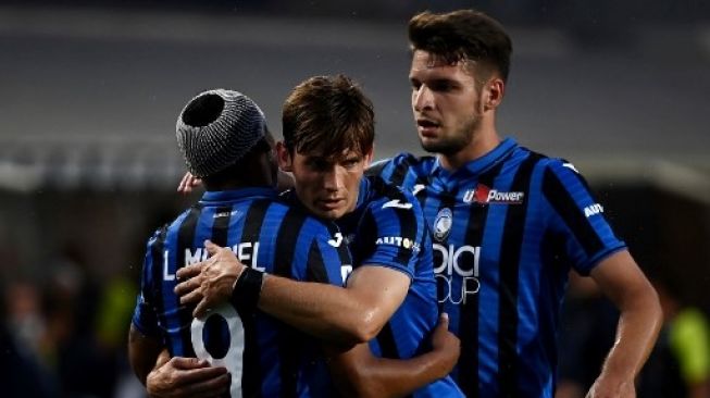 Gelandang Atalanta, Marten de Roon (tengah). (MARCO BERTORELLO / AFP)