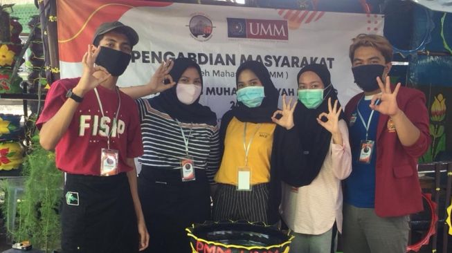 Memanfaatkan Barang Bekas, Mahasiswa UMM Ajak Masyarakat Tetap Produktif