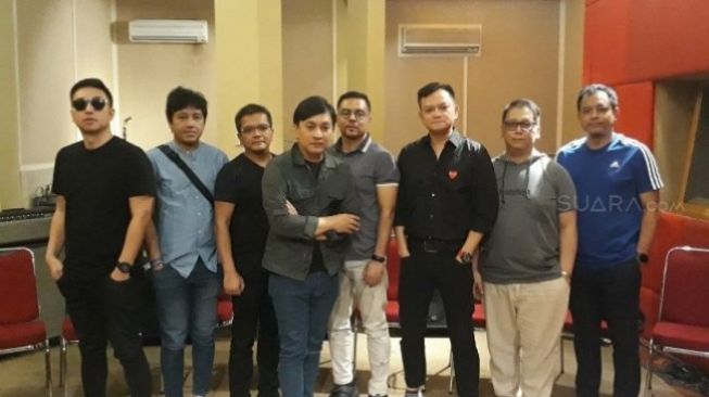 Yovie Widianto Tak Sabar Lihat Fans Nonton Kahitna Secara Drive-In