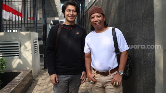 Komedian Mastur bersama dengan putranya Ahmad Syaiful berpose saat ditemui di Kawasan Tendean, Jakarta Selatan, Jumat (14/8). [Suara.com/Alfian Winanto]