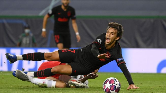 Penyerang Atletico Madrid Joao Felix dilanggar selama pertandingan sepak bola perempat final Liga Champions antara Leipzig melawan Atletico Madrid di Stadion Jose Albalade, Lisbon, Jumat (14/8/2020) dini hari WIB. [Foto/AFP]