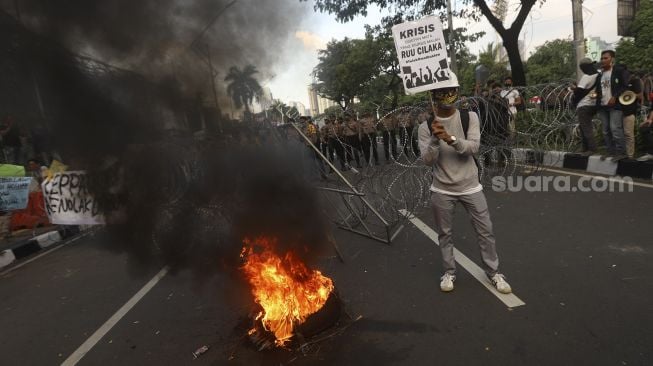 Massa mahasiswa dari berbagai universitas melakukan aksi unjuk rasa di sekitar Gedung DPR/MPR RI, Jumat (14/8/2020). [Suara.com/Angga Budhiyanto]