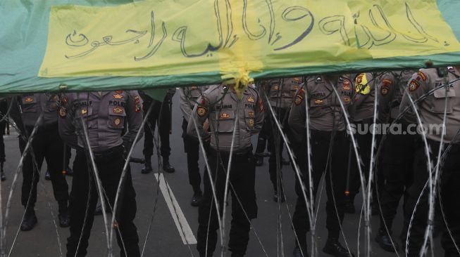 Aparat Kepolisian berjaga saat massa mahasiswa dari berbagai universitas melakukan aksi unjuk rasa di sekitar Gedung DPR/MPR RI, Jumat (14/8/2020). [Suara.com/Angga Budhiyanto]