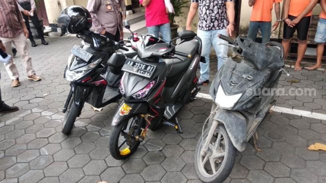 Barang bukti pencurian sepeda motor ditunjukkan dalam konferensi pers di Mapolresta Kota Yogyakarta, Jumat (14/8/2020). - (SuaraJogja.id/Muhammad Ilham Baktora)