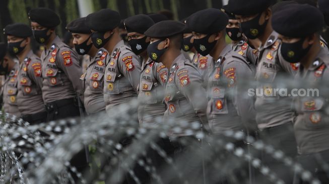 Panas Terik Buruh Tangerang Demo UU Cipta Kerja, Jalan Jakarta-Serang Macet