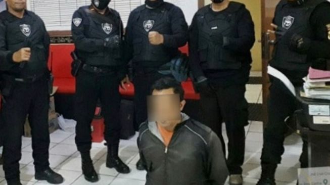 Dosen Cabul Sodomi Bocah Kepergok Polisi, Kabur Terbirit-birit Telanjang