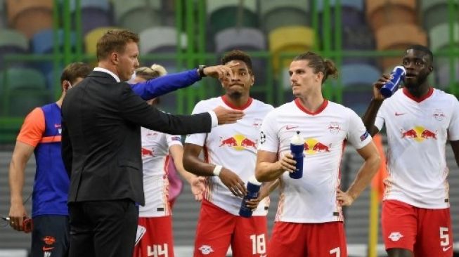 Pelatih RB Leipzig Julian Nagelsmann memberikan arahan kepada timnya saat menghadapi Atletico Madrid di perempat final Liga Champions yang berlangsung di Lisbon, Portugal, Jumat (14/8/2020). [AFP]