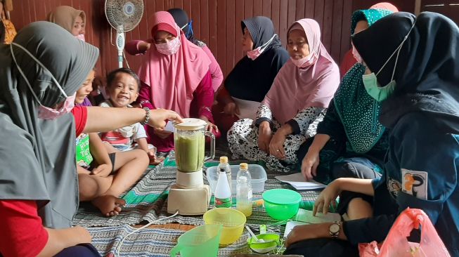 Mahasiswa UNDIP Berikan Pelatihan Pembuatan Hand Sanitizer dari Bahan Alami