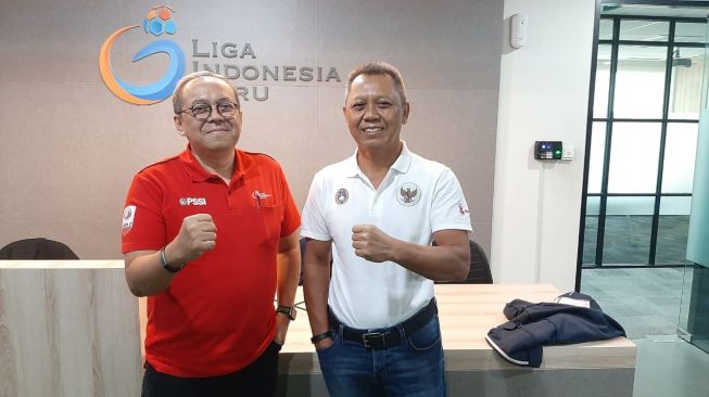 Direktur Utama PT Liga Indonesia Baru (LIB), Akhmad Hadian Lukita (kiri) dan Direktur Operasional PT LIB Sudjarno (kanan), Jumat (14/8/2020). (Suara.com/Adie Prasetyo Nugraha).