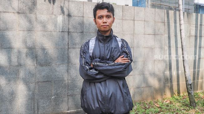 Putra almarhumah Omaswati alias Omas, Muhammad Rizky Dioambiah berpose saat ditemui di Kawasan Tendean, Jakarta Selatan, Jumat (14/8). [Suara.com/Alfian Winanto]