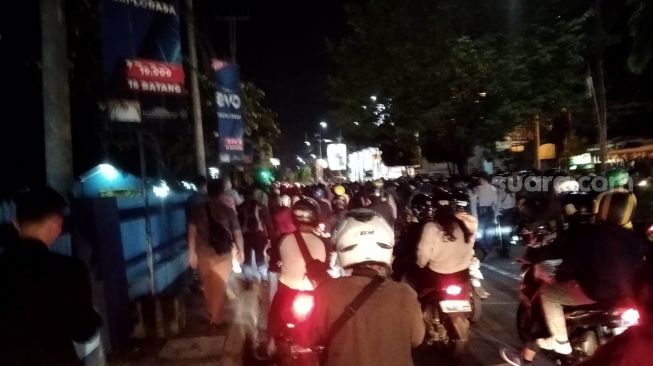 Suasana lalu lintas pascaaksi Aliansi Rakyat Bergerak (ARB) di Jalan Jogja-Solo, Depok, Sleman, Jumat (14/8/2020) malam. - (SuaraJogja.id/Muhammad Ilham Baktora)