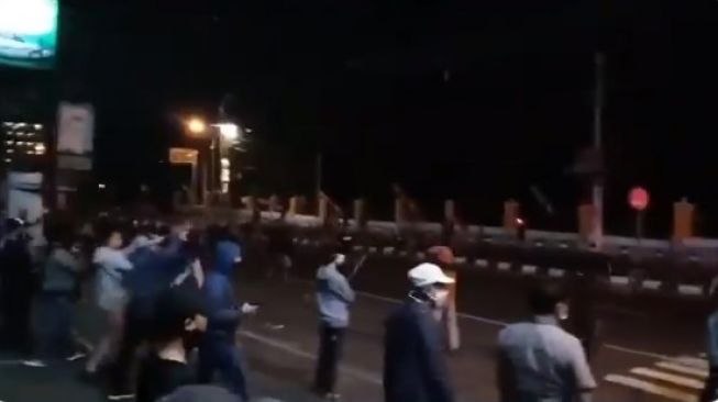 Detik-Detik Insiden Lempar Batu Saat Aksi Tolak Omnibus Law di Jogja