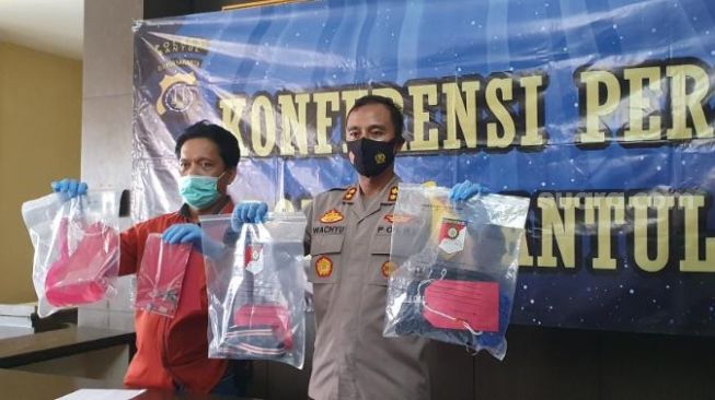 Kapolres Bantul AKBP Wachyu Tri Budi Sulistyono menunjukkan barang bukti penganiayaan kepada awak media saat jumpa pers di Polres Bantul, Jumat (14/8/2020). - (SuaraJogja.id/Hiskia Andika)