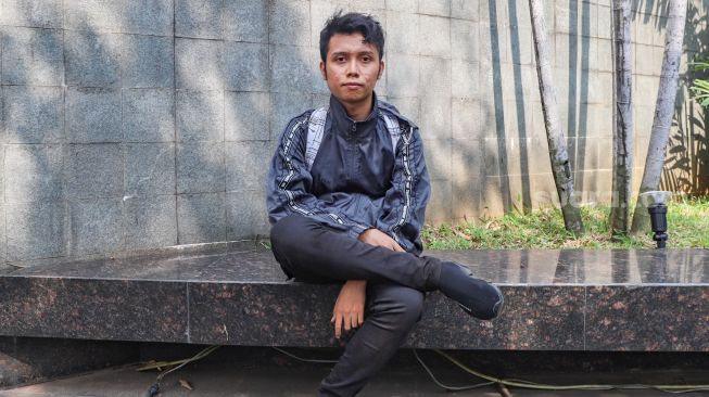 Putra almarhumah Omaswati alias Omas, Muhammad Rizky Dioambiah saat ditemui di Kawasan Tendean, Jakarta Selatan, Jumat (14/8). [Suara.com/Alfian Winanto]