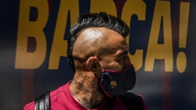 Gelandang Barcelona Arturo Vidal bersama timnya tiba di Lisbon sebelum menghadapi Bayern Munich di perempat final Liga Champions. PATRICIA DE MELO MOREIRA / AFP