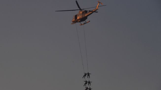 Pasukan Katak TNI AL bersiaga saat Helikopter Bell 412 akan menurunkan tim terjun tempur saat Latihan Operasi Dukungan Pasukan Khusus Gabungan TNI AL di kawasan Pantai Tengket, Bangkalan, Jawa Timur, Jumat (14/8/2020).  [ANTARA FOTO/Zabur Karuru]
