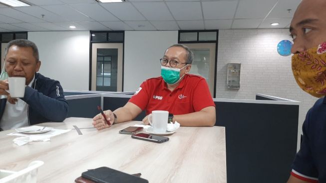 Direktur Utama PT LIB, Akhmad Hadian Lukita, saat memberikan penjelasan mengenai kelangsungan Liga 1 2020 di Jakarta, Jumat (14/8/2020). (Suara.com/Adie Prasetyo Nugraha).