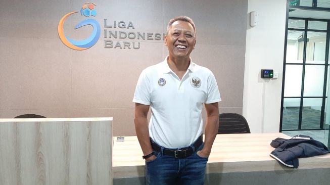 Direktur operasional PT Liga Indonesia Baru (LIB), Sudjarno, saat ditemui di kantornya, Jakarta, Jumat (14/8/2020). (Suara.com/Adie Prasetyo Nugraha).