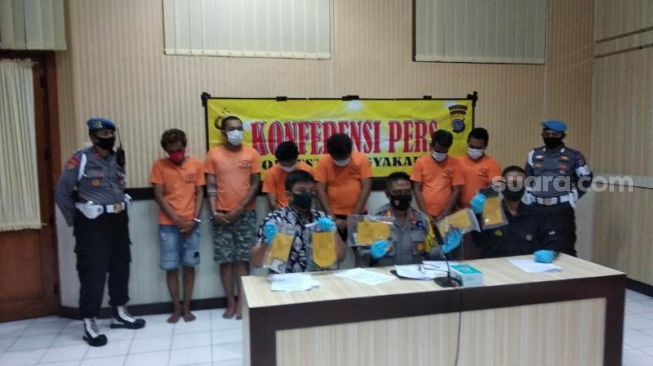 Kepolisian menunjukkan barang bukti berupa pisau dapur dan sejumlah ponsel dalam rilis kasus pencurian dengan pemberatan di Mapolresta Yogyakarta, Jumat (14/8/2020). - (SuaraJogja.id/Muhammad Ilham Baktora)