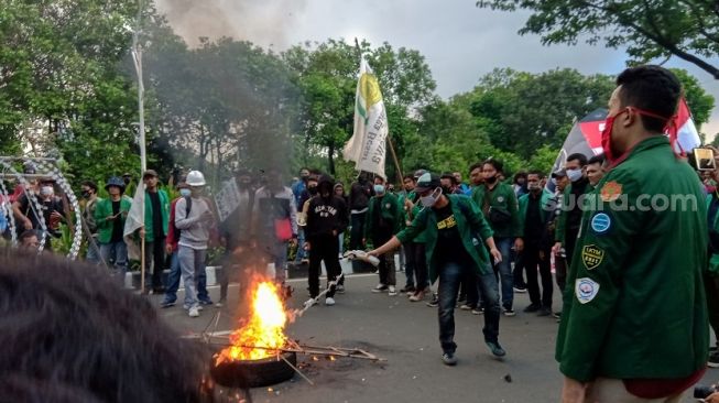 Mahasiswa Tolak RUU Cipta Kerja, Massa Sempat Ingin Menerobos Kawat Berduri