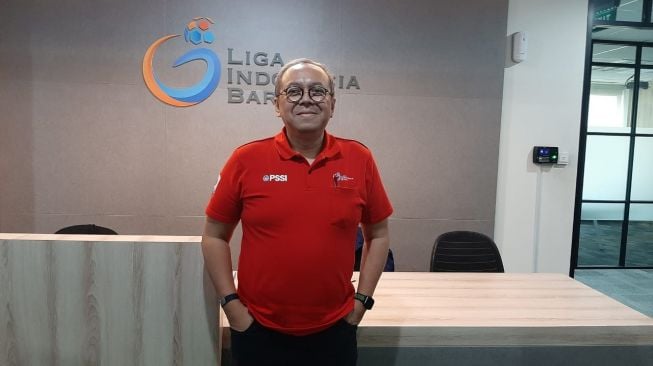 Direktur Utama PT Liga Indonesia Baru (LIB), Akhmad Hadian Lukita, saat ditemui di kantornya, di kawasan Jakarta, Jumat (14/8/2020). (Suara.com/Adie Prasetyo Nugraha).