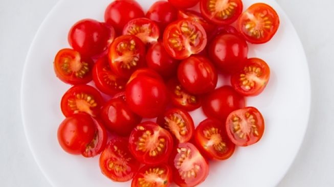 Ilustrasi sepiring tomat (Shutterstock)