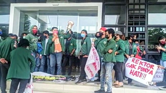 Mahasiswa USU Demo soal Uang Kuliah, Bawa Spanduk "Rektor Gak Punya Hati"