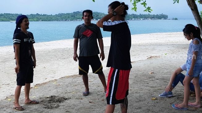 Pak Bujang (kedua dari kiri) saat menjelaskan kegiatannya menjaga telur penyu di Pulau Anak Karas atau dikenal juga dengan sebutan Pulau Lampu, Batam. [Suara.com/Bobi]