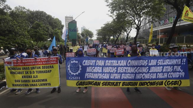 Sejumlah massa dari sejumlah elemen melakukan aksi unjuk rasa di sekitar gedung DPR/MPR RI, Senayan, Jakarta, Kamis (14/8/2020). [Suara.com/Angga Budhiyanto]