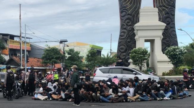 Aksi Tolak Omnibus Law di Gresik, Mahasiswa Blokir Jalan Akses ke Surabaya