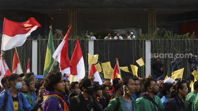 Massa mahasiswa dari berbagai universitas melakukan aksi unjuk rasa di sekitar Gedung DPR/MPR RI, Jumat (14/8/2020). [Suara.com/Angga Budhiyanto]