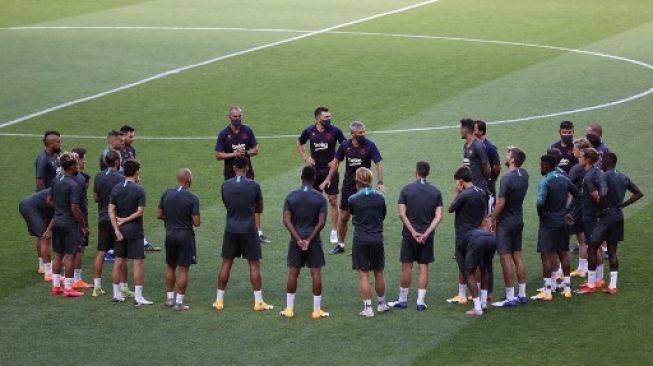 Pelatih Barcelona Quique Setien memimpin sesi latihan jelang laga perempat final kontra Bayern Munich di Estadio da Luz, Lisbon, Portugal, Jumat (14/8/2020). [AFP]