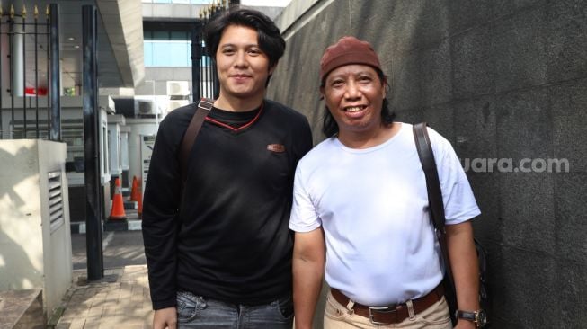 Komedian Mastur bersama dengan putranya Ahmad Syaiful saat ditemui di Kawasan Tendean, Jakarta Selatan, Jumat (14/8). [Suara.com/Alfian Winanto]