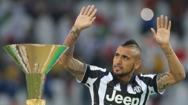 Arturo Vidal saat memperkuat Juventus merayakan suksesnya skuatnya dalam penyerahan trofi Juara Liga Italia pada 23 Mei 2015 di Juventus stadium, Turin. MARCO BERTORELLO / AFP