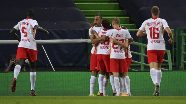 Para pemain Leipzig merayakan gol pembuka mereka yang dicetak oleh gelandang Leipzig Dani Olmo selama pertandingan sepak bola perempat final Liga Champions antara Leipzig melawan Atletico Madrid di Stadion Jose Albalade, Lisbon, Jumat (14/8/2020) dini hari WIB. [Foto/AFP]