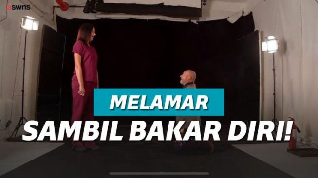 Demi Terlihat Romantis, Pria Ini Pilih Bakar Diri Buat Lamar Pacar