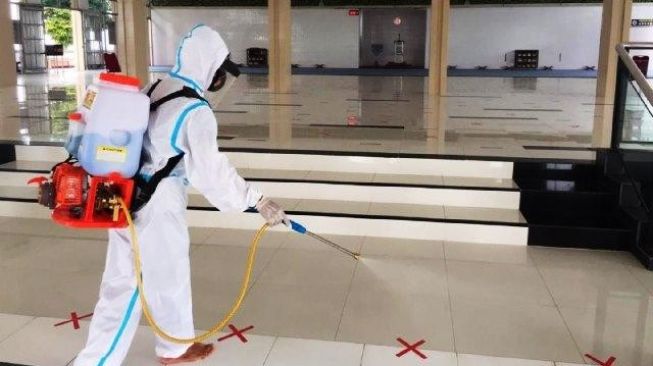 Jelang Salat Jumat, Polisi Semprot Disinfektan di Masjid Batuampar