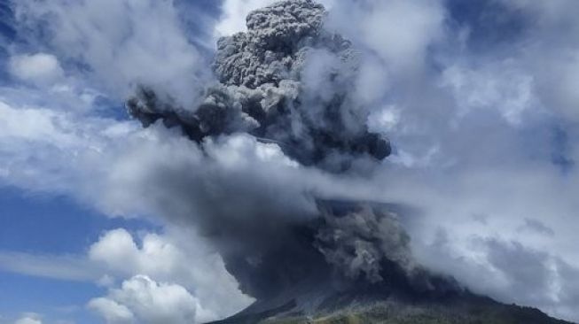 Tadi Malam Gunung Sinabung Kembali Erupsi