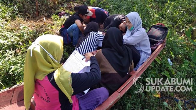 Tak Memungkinkan Belajar Online, Siswa SMPN 4 Cibitung Belajar di Perahu