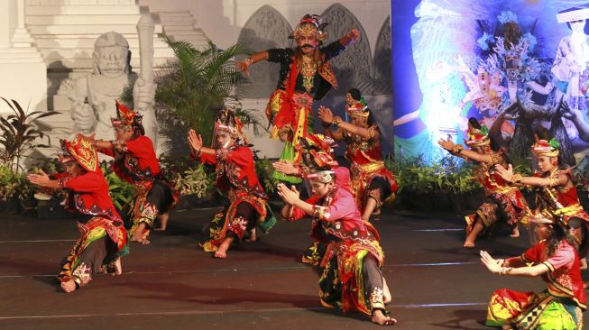 Penari tampil pada acara Banyuwangi Weekend Simulasi New Normal di Gesibu Blambangan, Banyuwangi, Jawa Timur, Sabtu (15/8/2020). [ANTARA FOTO/Budi Candra Setya]