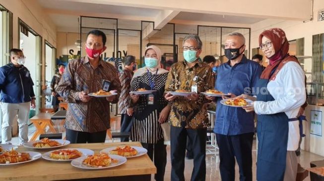 Bupati Bantul Suharsono mengunjungi pusat kuliner lantai 2 Pasar Bantul sekaligus mencicipi menu yang ada, Jumat (14/8/2020). - (SuaraJogja.id/Hiskia Andika)