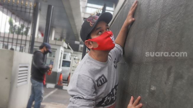 Presenter Indra Bekti berpose dengan menggunakan masker saat ditemui di Kawasan Tendean, Jakarta Selatan, Kamis (15/8). [Suara.com/Alfian Winanto]