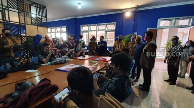 Bupati Bantul Suharsono mengunjungi coworking space yang berada di lantai 3 Pasar Bantul, Jumat (14/8/2020). - (SuaraJogja.id/Hiskia Andika)