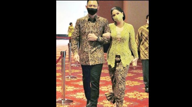 Annisa - Agus Harimurti Yudhoyono serasi dengan busana Nasional Indonesia dan masker stylish [Instagram: Annisa Yudhoyono].