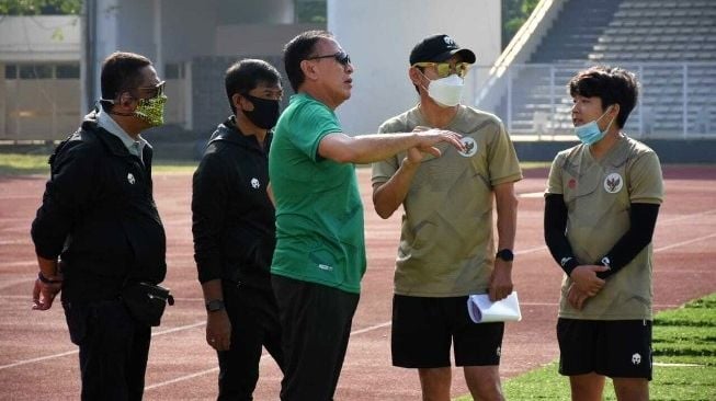 Ketum PSSI Mochamad Iriawan (tengah) berbincang dengan Manajer Pelatih Timnas Indonesia Shin Tae-yong di Stadion Madya, Jakarta, Sabtu (15/8/2020). [Dok. PSSI]