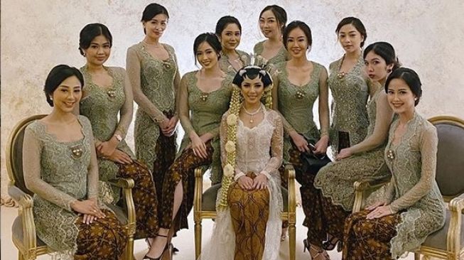 Vannya Istrarinda bersama para bridesmaidnya. [Instagram]